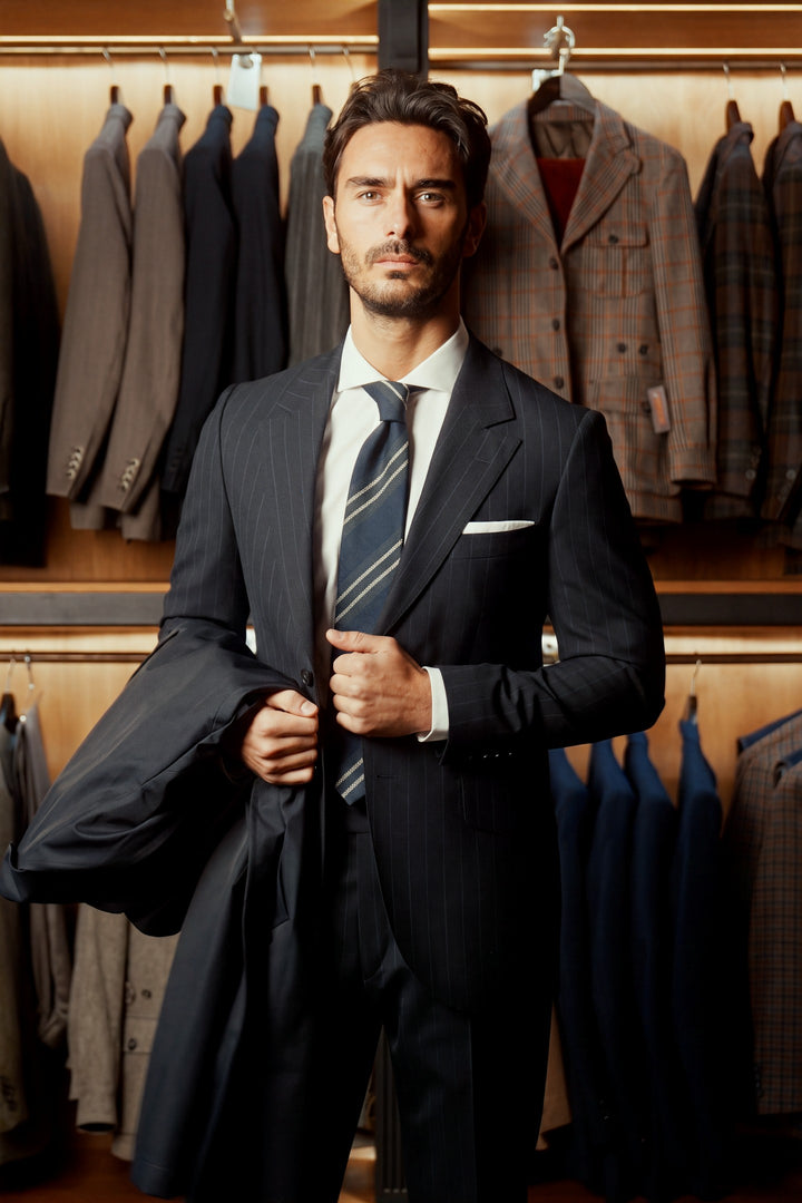 Le Kensington, Travel Suit marine à rayures – porté en boutique