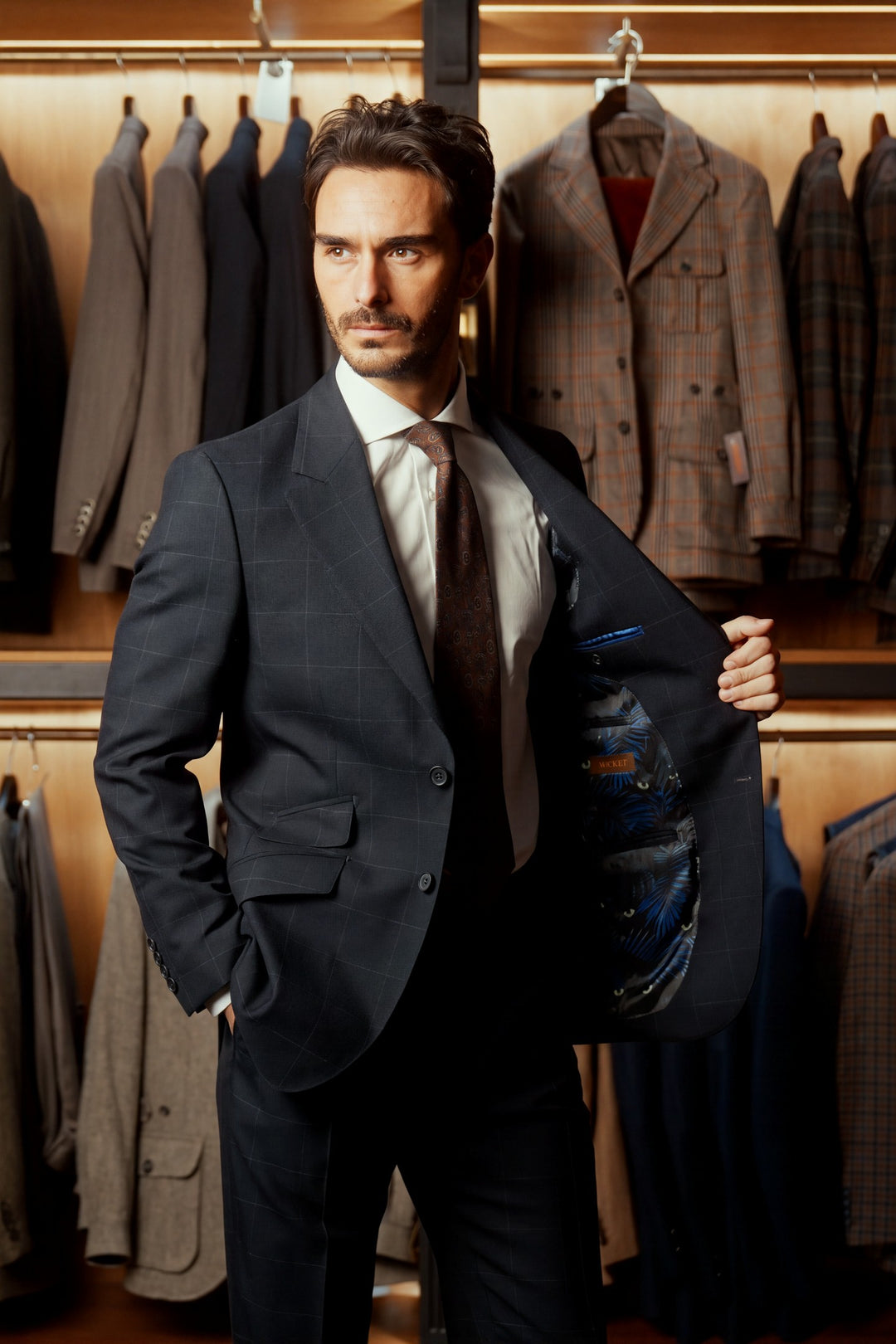 Le Kensington, Travel Suit marine à carreaux – porté en boutique