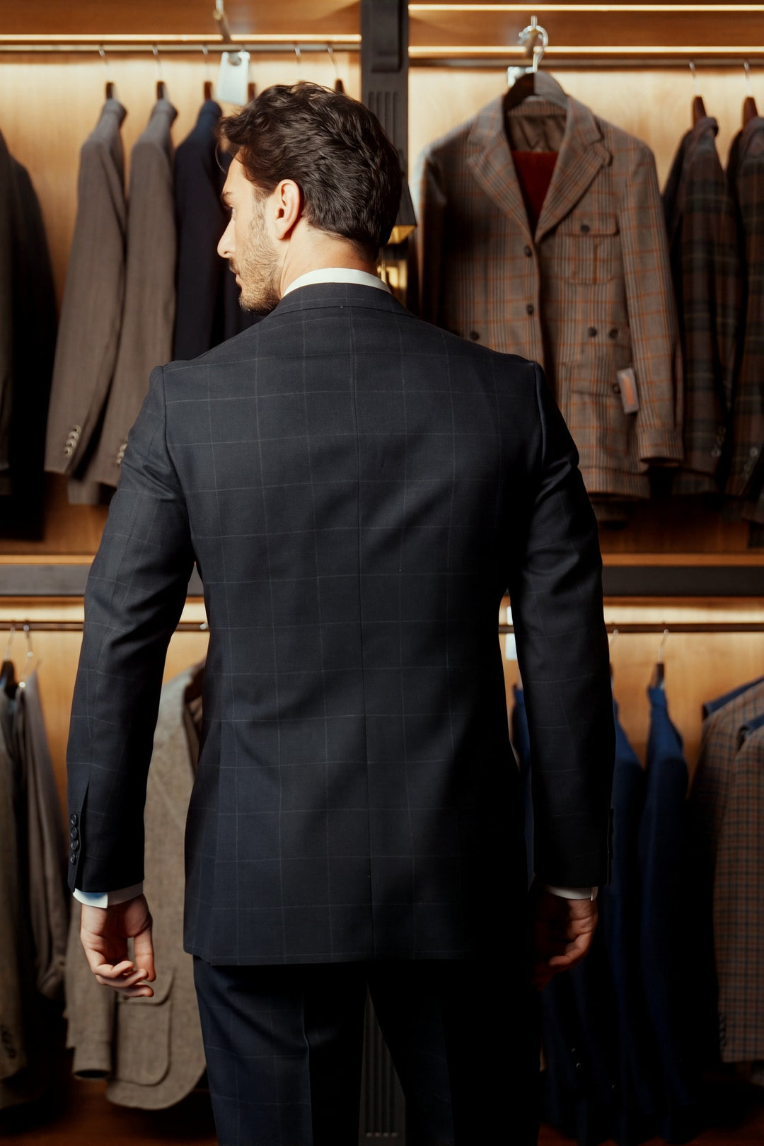 Le Kensington, Travel Suit marine à carreaux – porté en boutique
