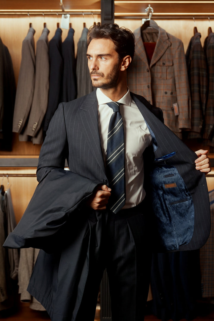 Le Kensington, Travel Suit marine à rayures – porté en boutique