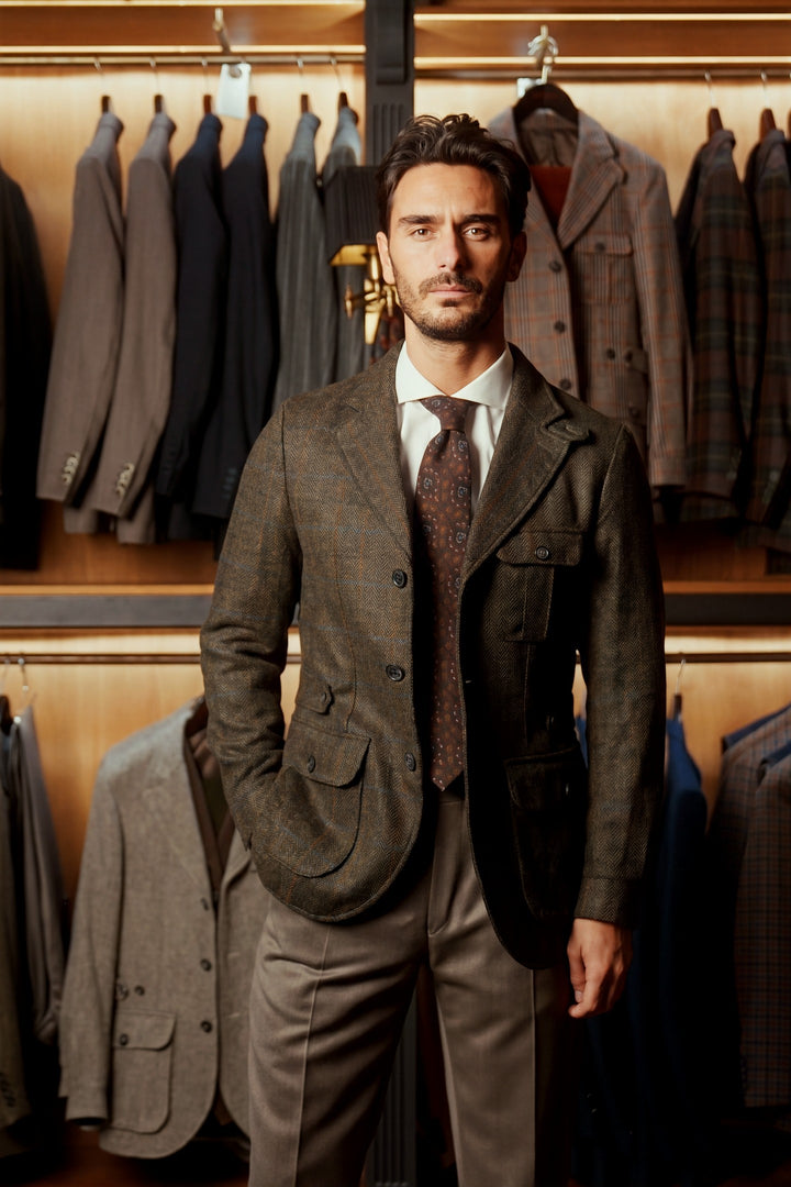 La Saharienne, tweed Shetland vert à carreaux – porté en boutique