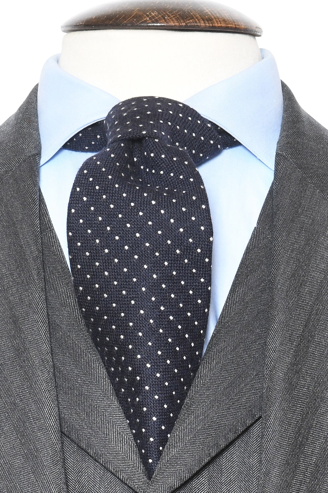 La Cravate – Soie mate bleu marine à pois blancs – WICKET