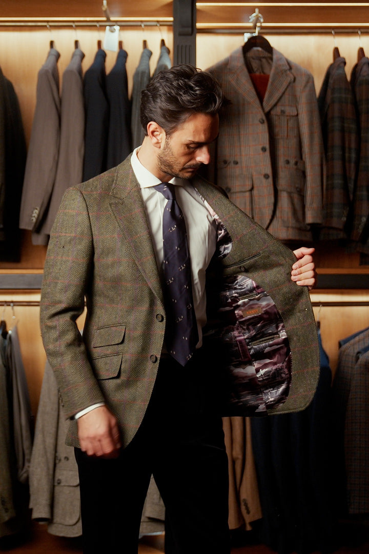 La Kensington, tweed Shetland vert et beige – porté en boutique