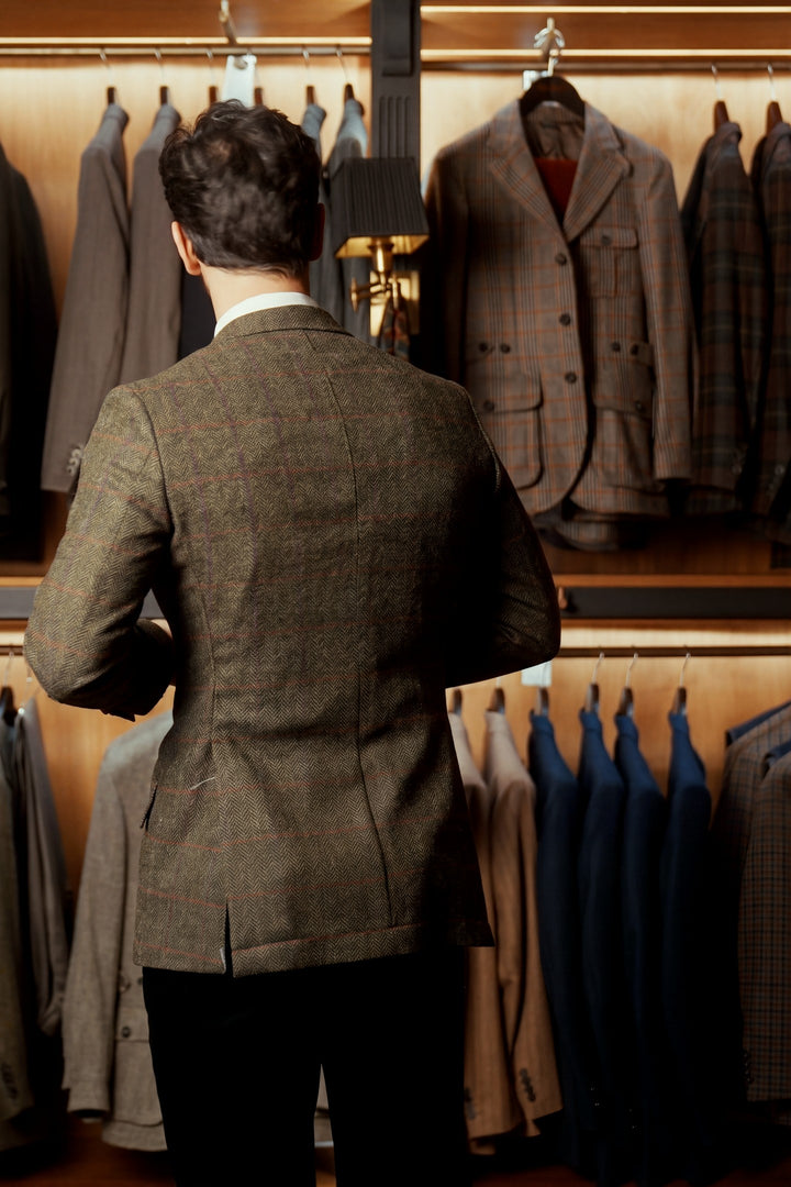 La Kensington, tweed Shetland vert et beige – porté en boutique