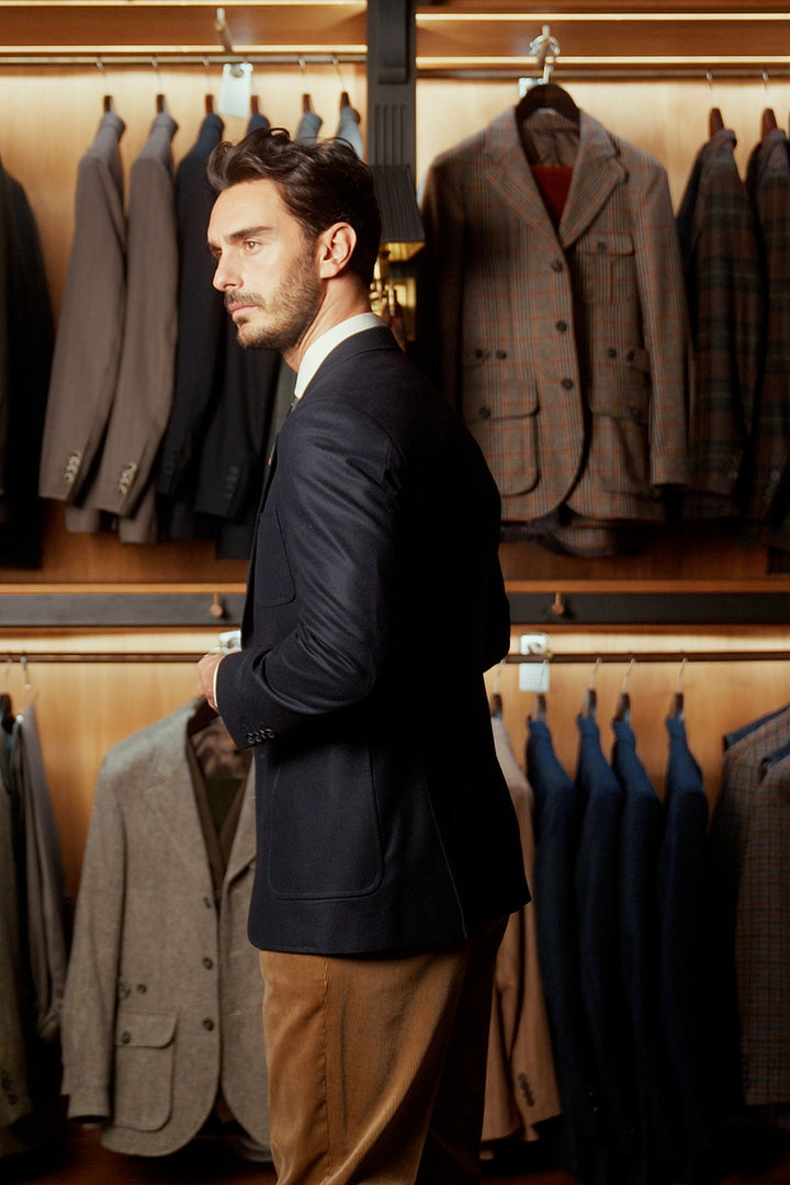 La Milan, flanelle bleu marine – porté en boutique