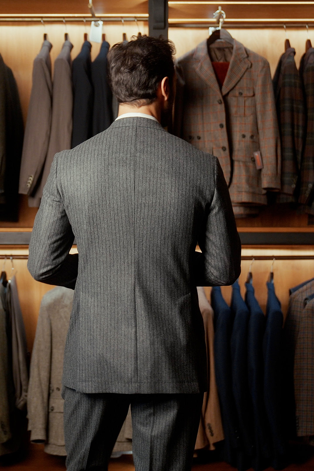Le Kensington, flanelle grise à rayures bleu nuit – porté en boutique