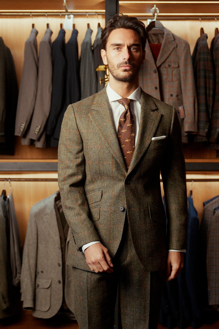 Le Kensington, tweed Shetland vert et beige – porté en boutique