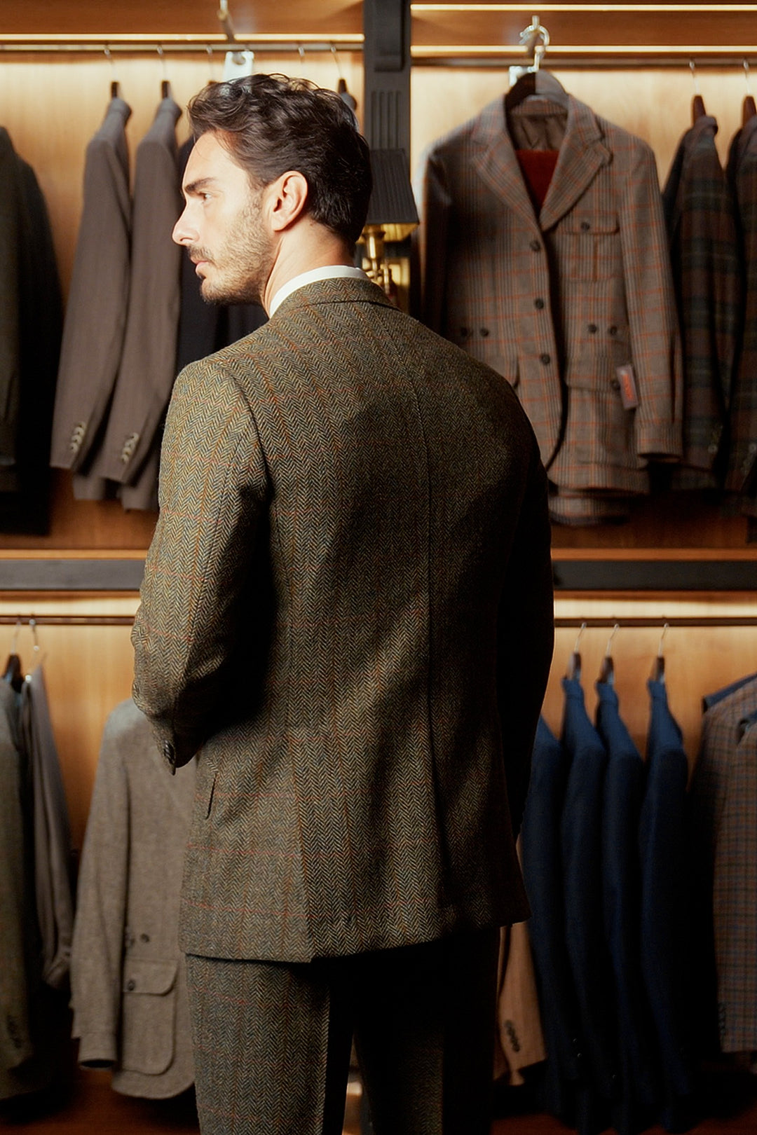 Le Kensington, tweed Shetland vert et beige – porté en boutique