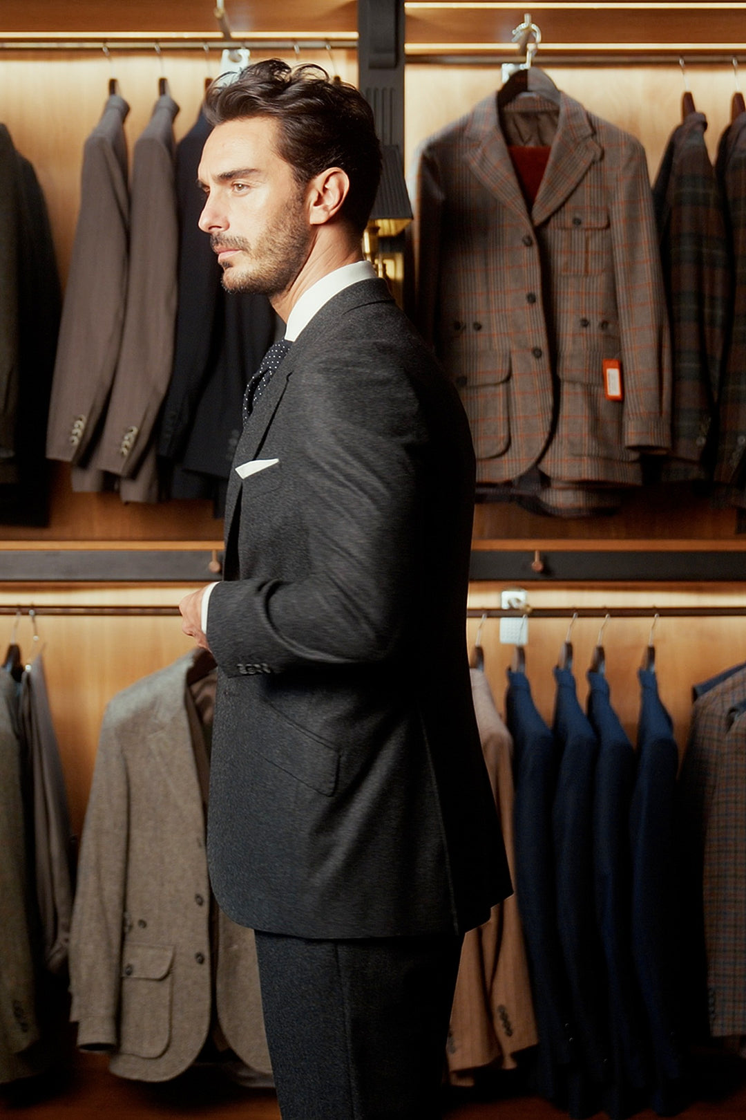 Le Kensington, flanelle gris intense – porté en boutique