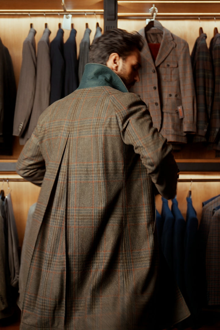 Le Somerset Tweed, prince de Galles vert et bordeaux – porté en boutique