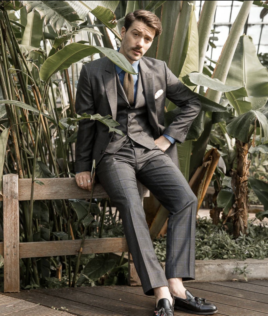 Wicket: the French suit with a strong English accent