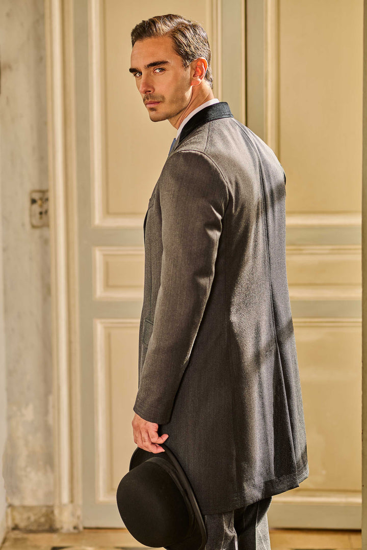Le Vittorio – Charcoal whipcord with a velvet collar – WICKET