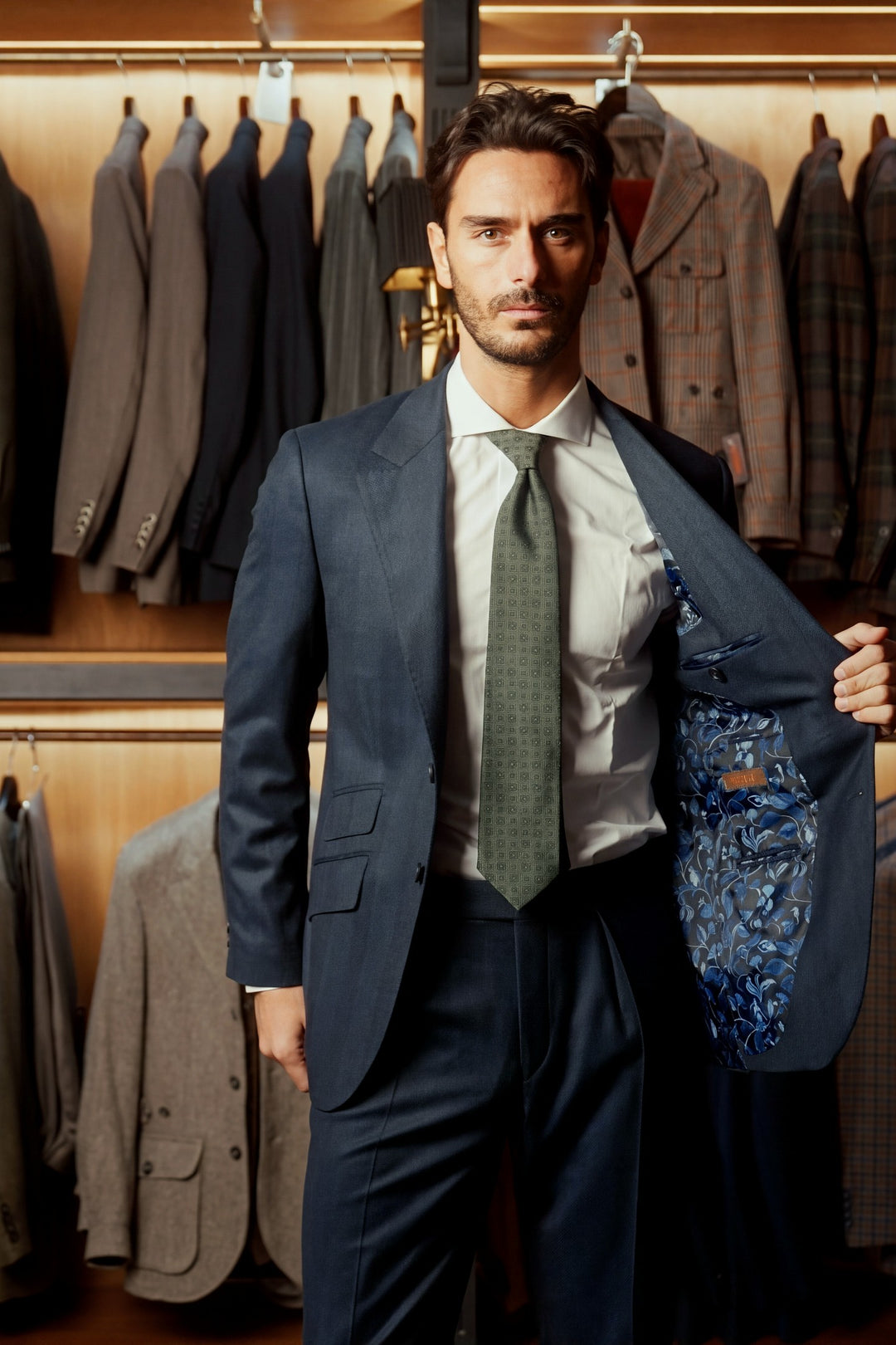 Le Kensington, prince de Galles bleu marine – porté en boutique