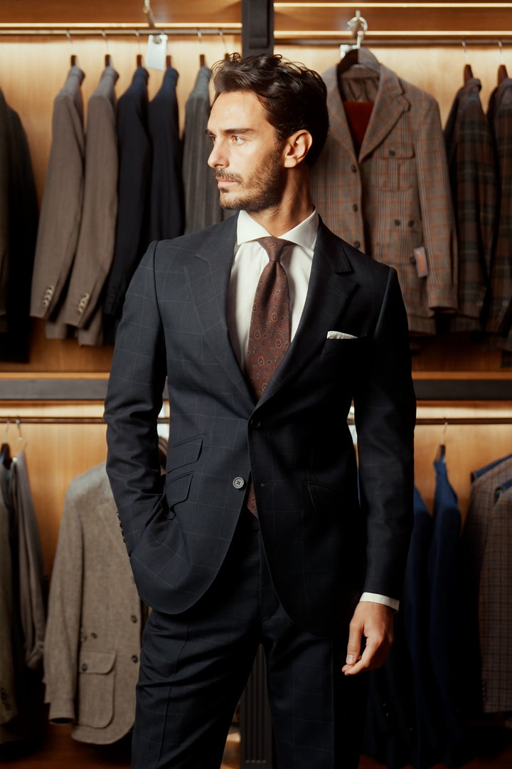 Le Kensington, Travel Suit marine à carreaux – porté en boutique