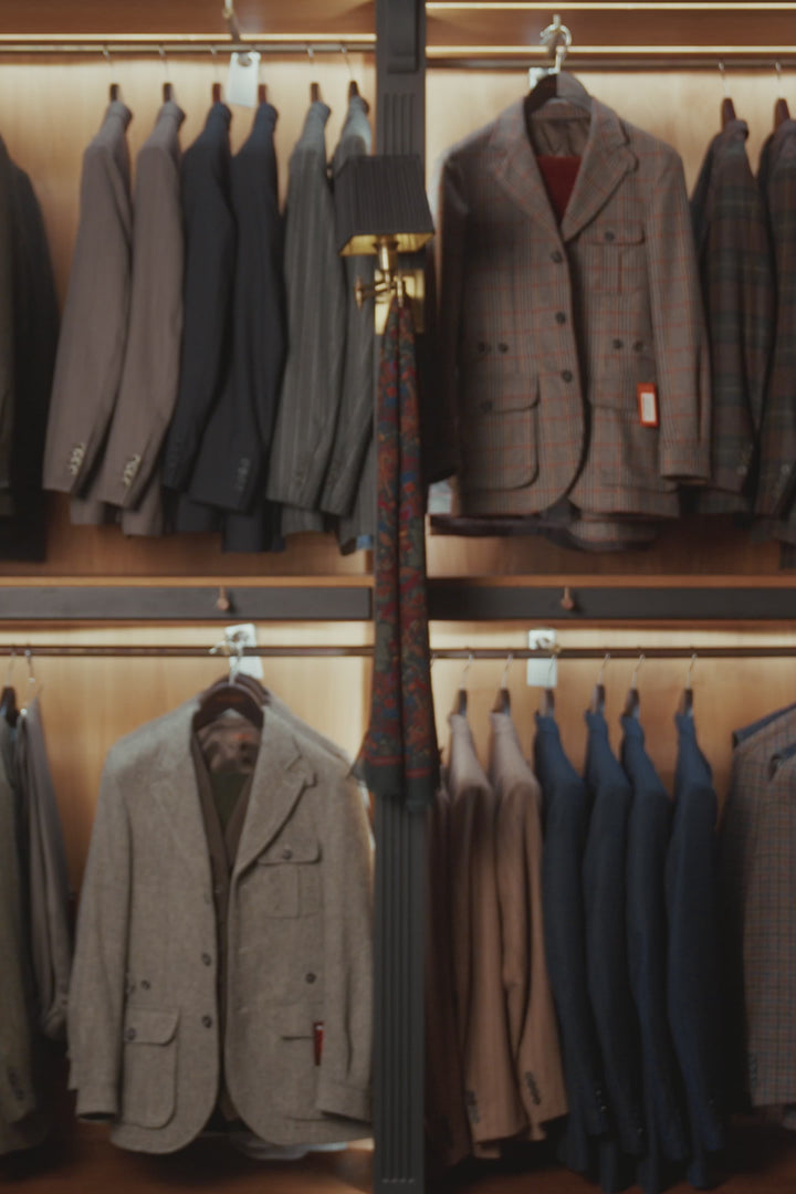 Le Kensington, prince de Galles gris sublime et bleu ciel – vidéo portée en boutique