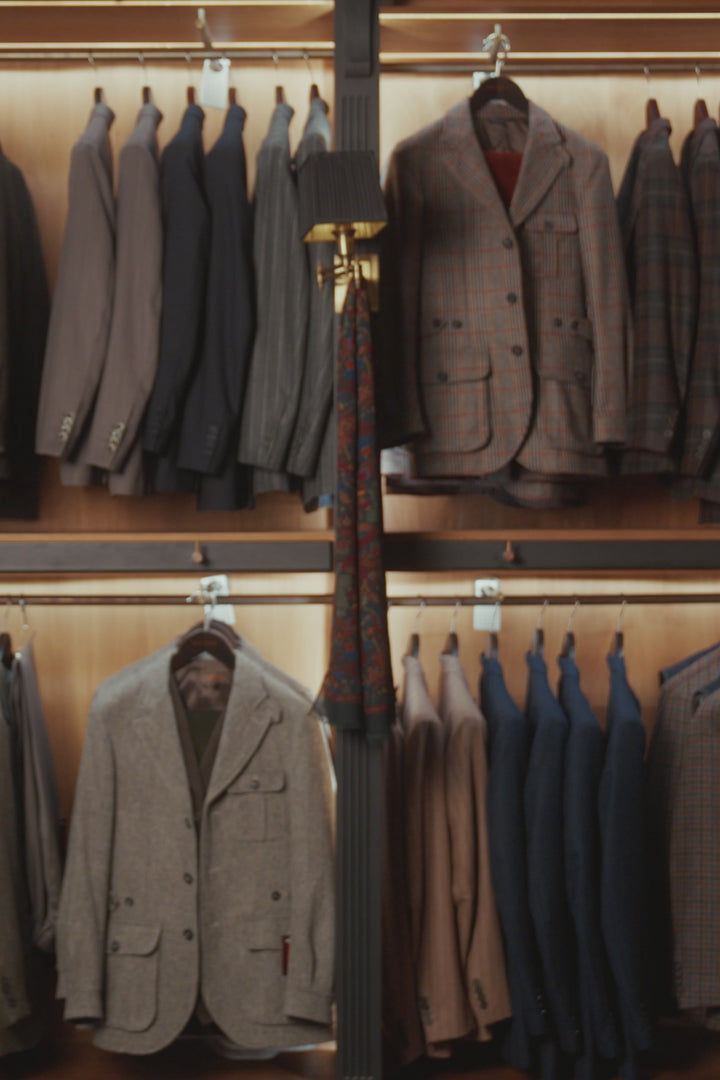 La Kensington, velours bleu marine – vidéo portée en boutique