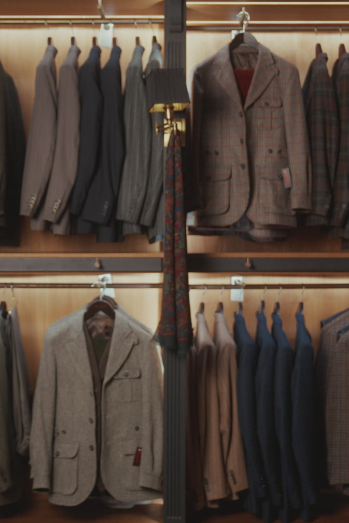 Le Kensington, flanelle bleu marine – vidéo portée en boutique