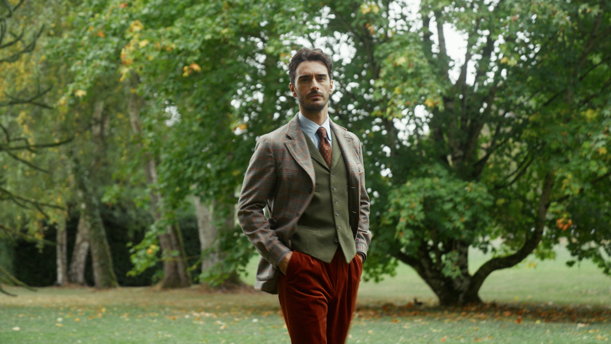 Saharienne prince de Galles et pantalon Vintage en velours rouille, dans un parc en automne