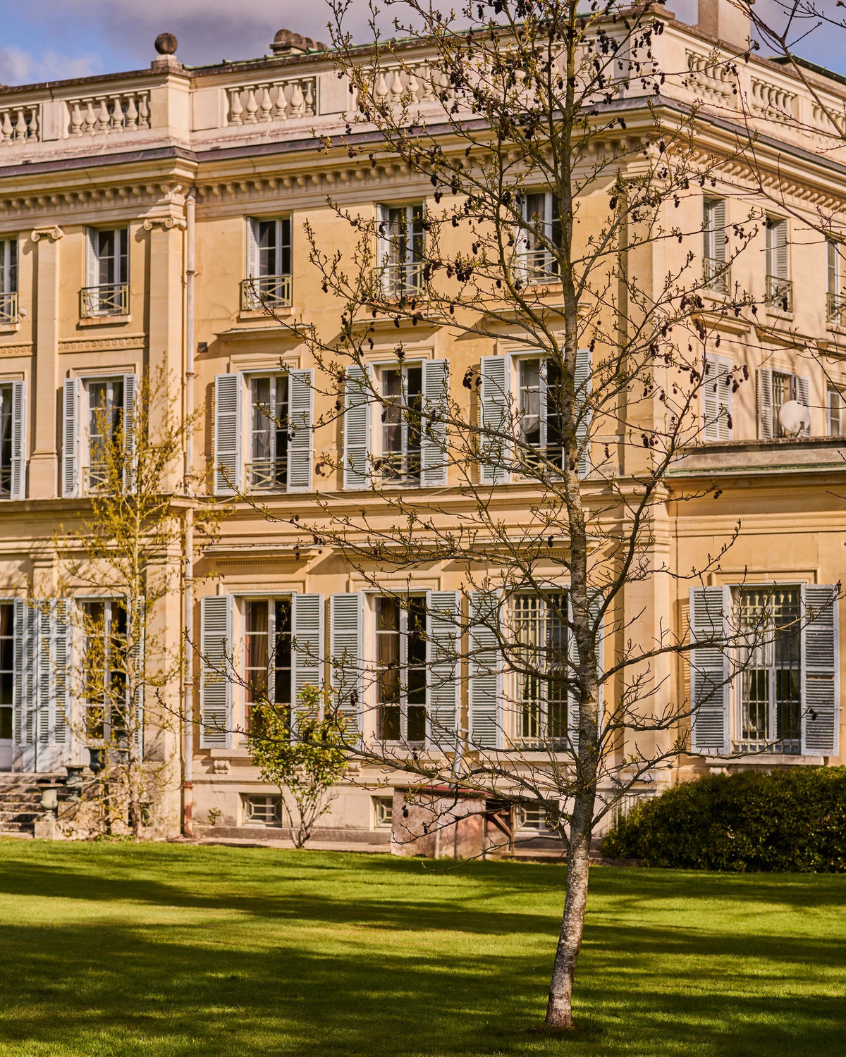 The façade of a château and its park